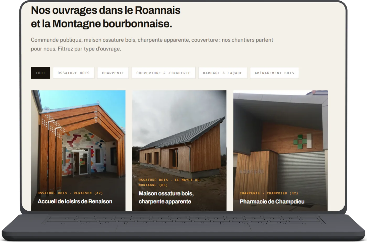 Page réalisations du site La Charpenterie des Bois Noirs sur ordinateur, filtres par type d'ouvrage, création Aurea Agency